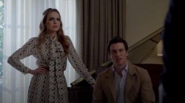 Vestido blanco de manga larga con el logotipo usado por Fallon Carrington (Elizabeth Gillies) en Dynasty (S01E04)