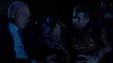 Noir Héraldique Impression Hoodie, portés par Sam Jones (Rafael de la Fuente) dans Dynastie (S01E05)