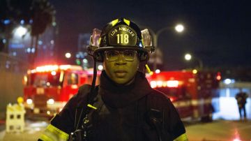 Les lunettes à monture transparente de Henrietta (Aisha Hinds) dans la série télévisée 9-1-1 S01E03