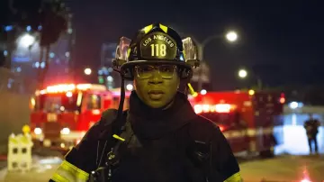 Les lunettes à monture transparente de Henrietta (Aisha Hinds) dans la série télévisée 9-1-1 S01E03