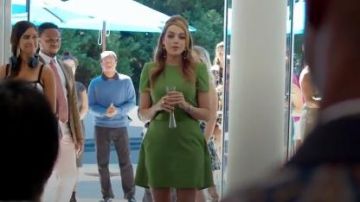 Minivestido de manga corta Cape Back usado por Fallon Carrington (Elizabeth Gillies) en Dynasty Temporada 1 Episodio 6