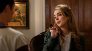 Brun Monogramme de Vêtement de Couverture porté par Fallon Carrington (Elizabeth Gillies) dans la Dynastie Saison 1 Épisode 7