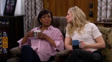 The Great The Embroidered Boxy Crew Tee usada por Tina (Tichina Arnold) en The Neighborhood (S01E19)