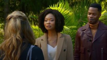 Robe Beige porté par Monica Colby (Wakeema Hollis) dans la Dynastie Saison 1 Épisode 7