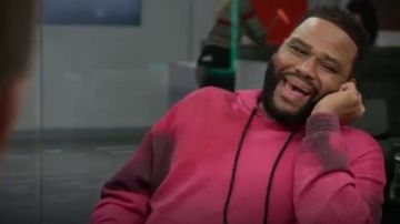 Hors-jet Blanc à Capuche porté par Andre "Dre' Johnson (Anthony Anderson), en black-ish (S05E17)