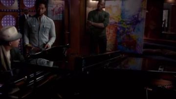 Balmain Distressed Denim Banded-Collar Shirt usado por Jamal Lyon (Jussie Smollett) en Empire (S04E07)