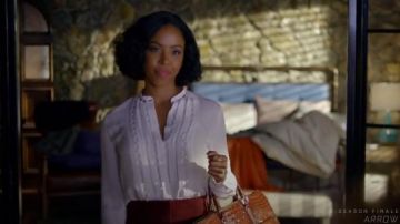 Chemisier blanc porté par Kori sac à dos (Kj Smith) dans la Dynastie Saison 1 Épisode 8