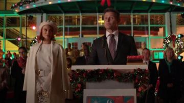 Gold Shoulder Bag worn by Cristal Jennings (Ana Brenda Contreras) in Dynasty Season 1 Episode 8