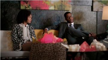 Andreas Veste portée par Monica Colby (Wakeema Hollis) dans l'émission de TÉLÉVISION de la Dynastie Saison 1 Épisode 8