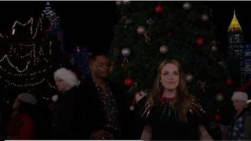 Camisa negra de impresión de instrumentos musicales usada por Jeff Colby (Sam Adegoke) en el programa de televisión Dynasty Temporada 1 Episodio 8