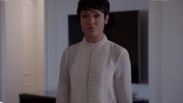 Alice + Olivia Arminda Volants Chemisier porté par Anika Calhoun (Grâce Gealey) dans l'émission de TÉLÉVISION de l'Empire (S04E09)