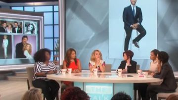 Michael Kors Graphic Stripe Side Tie Tee usado por Aisha Tyler en el programa de televisión The Talk 18 de febrero de 2019