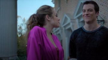 Rose de Dentelle Long Kimono porté par Fallon Carrington (Elizabeth Gillies) dans l'émission de TÉLÉVISION de la Dynastie Saison 1 Épisode 9