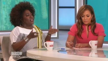 Halo noir Rose Patel Gaine de Robe de Cocktail porté par Carrie Ann Inaba à la TÉLÉVISION Montrent Le Talk 21 février 2019