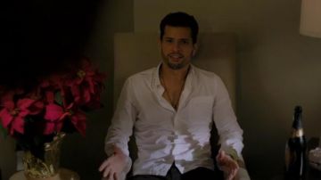 Blanc Rockstud Chemise en Coton porté par Sam Jones (Rafael de la Fuente) dans l'émission de TÉLÉVISION de la Dynastie Saison 1 Épisode 9