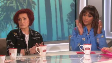 Cinq à Sept Love Letter Canyon Denim Jacket usada por Sharon Osbourne en el programa de televisión The Talk 21 de febrero de 2019