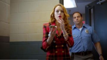 Vestido Blazer de tartán rojo usado por Fallon Carrington (Elizabeth Gillies) en el programa de televisión Dynasty Temporada 1 Episodio 9