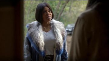 Topshop Suéter metálico de cuello en V de palangre usado por Cookie Lyon (Taraji P. Henson) en el programa de televisión Empire (S04E10)