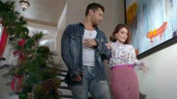 Bleu lavé Le Sabre Slim Fit Jeans Moto portés par Sam Jones (Rafael de la Fuente) dans l'émission de TÉLÉVISION de la Dynastie Saison 1 Épisode 9