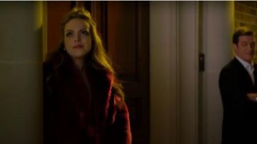 Rouge Faux Manteau de Fourrure porté par Fallon Carrington (Elizabeth Gillies) dans l'émission de TÉLÉVISION de la Dynastie Saison 1 Épisode 10