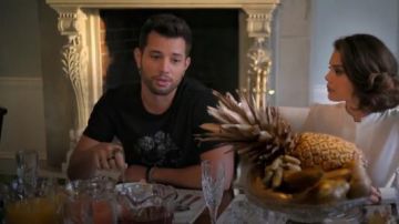 Noir Floral Skull t-shirt porté par Sam Jones (Rafael de la Fuente) dans la Dynastie Saison 1 Épisode 10
