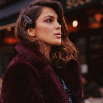 The coat of fur bordeaux Iris Mittenaere on his account Instagram @irismittenaeremf