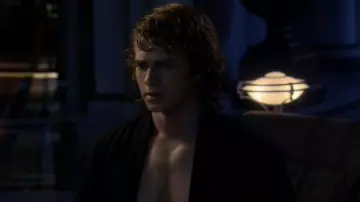 La robe noire de Jedi portée par Anakin Skywalker (Hayden Christensen) dans Star Wars, épi­sode III - La Re­vanche des Sith