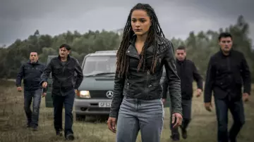 Le blouson en cuir porté par Alice Monaghan (Sasha Lane) dans le film Hellboy