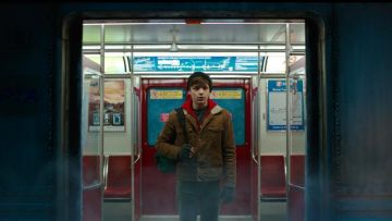 La veste velours côtelé et col mouton de Billy Batson (Asher Angel) dans Shazam!