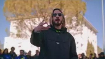 Le coupe-vent noir Prada porté par SCH dans le clip HS de Hamza