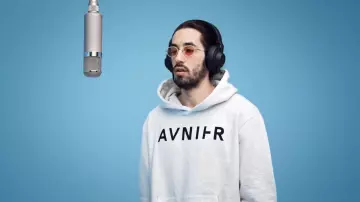 Le sweatshirt à capuche Avnier porté par Lomepal dans son clip Tout Lâcher (A Colors Show)