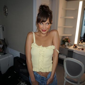 Cinq à Sept Marcella Top Sunglow usada por Bella Hadid en su cuenta de Instagram