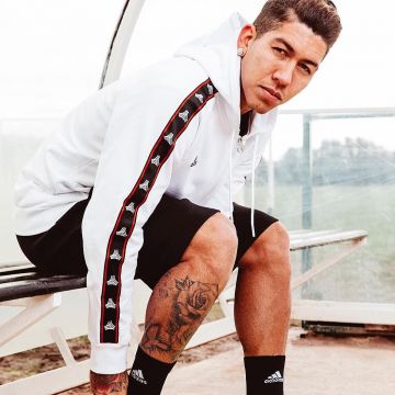 La sudadera con capucha blanca adidas de Roberto Firmino en la cuenta de Instagram de @adidasfootball