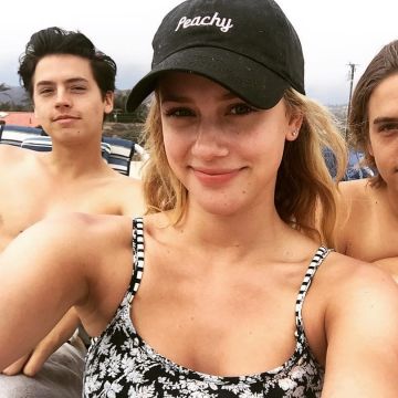 La casquette noire Peachy de Lili Reinhart sur son compte Instagram @lilireinhart