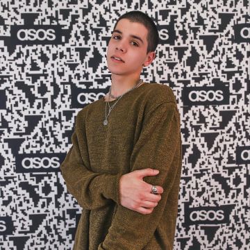 El suéter marrón que usó Sulivan Gwed en su cuenta de Instagram @sulivangwed