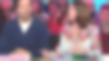 The blouse blue flowers Valentine Gauthier worn by Julia Molkhou in Bons baisers d'europe 06.04.2019