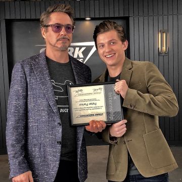 The t-shirt Duck Rabbit Robert Downey Jr. on a photo promo Avengers : Endgame