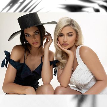 the white dress worn by Kylie Jenner on her account Instagram @kyliejenner