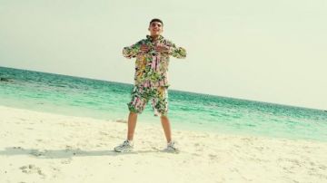 Le short imprimé Kenzo porté par Rk dans son clip Ne M'en Veux Pas