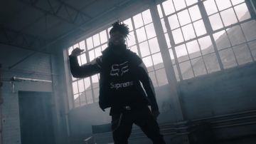 The jersey Supreme x Fox Racing Scarlxrd in his clip HEAD GXNE.