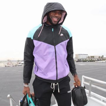 Hooded Windbreaker Nike Sportswear Windrunner worn by LeBron James on the Instagram account @leaguefits