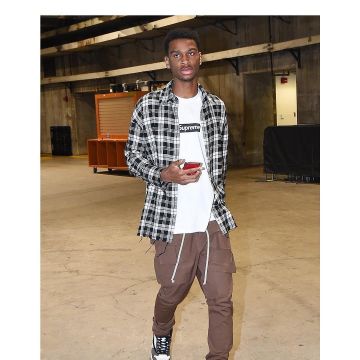 Supreme Paris de la Boîte de Logo Tee Blanc porté par Shai Gilgeous-Alexander sur l'Instagram account @leaguefits