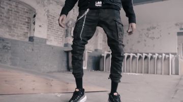 The cargo pants camouflage Scarlxrd in his clip HEAD GXNE.