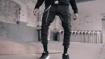 Le pantalon cargo camouflage de Scarlxrd dans son clip HEAD GXNE.