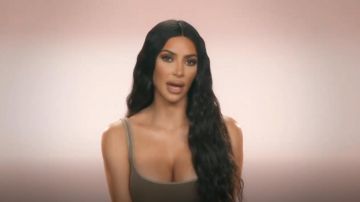 Yeezy Season 6 Tank Top en Trench worn by Kim Kardashian West in Keeping Up with the Kardashians (S16E01)