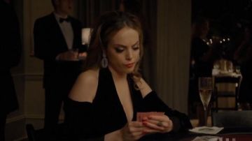Froid-Épaule Robe de Velours porté par Fallon Carrington (Elizabeth Gillies) dans la Dynastie Saison 1 Épisode 12