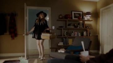 Capa de punto de plumas usada por Fallon Carrington (Elizabeth Gillies) en Dynasty Temporada 1 Episodio 12