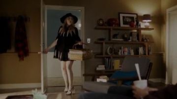 Noir Tracy Pompes porté par Fallon Carrington (Elizabeth Gillies) dans la Dynastie Saison 1 Épisode 12