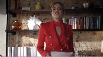Blazer rojo de doble pecho usado por Fallon Carrington (Elizabeth Gillies) en Dynasty Temporada 1 Episodio 12