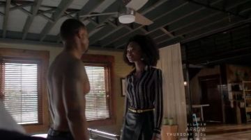 Saint Laurent Chatte arc-en-Imprimé en georgette de Soie Shirt porté par Monica Colby (Wakeema Hollis) dans Dynastie (S01E12)
